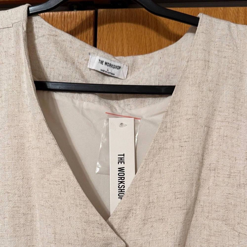 Boutique Beige cinched back Buttoned Vest Top - Picture 2 of 4